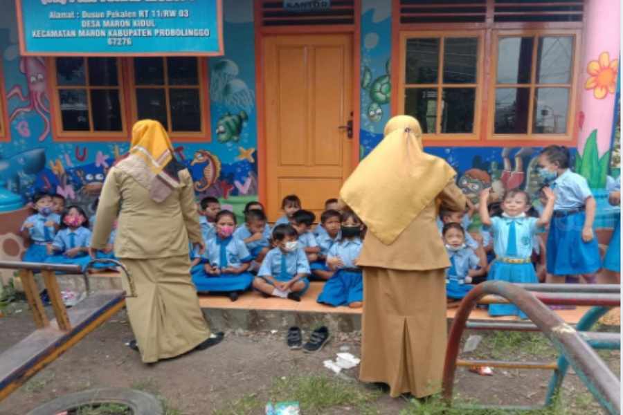 Bangunan Paud dan TK Probolinggo Disegel Pemilik Lahan, Siswa Belajar di Teras