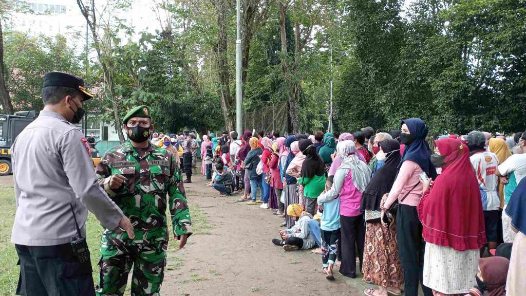 Gubernur Jatim Operasi Pasar Minyak Goreng di Bojonegoro, Ratusan Warga Antre