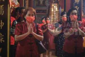 Warga Tionghoa Khidmat Panjatkan Doa pada Tian