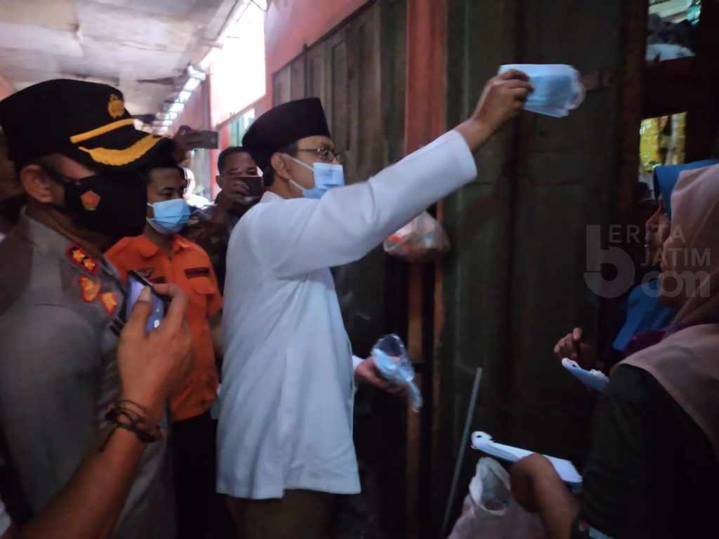 Gus Ipul Bagikan 150 Ribu Masker Guna Antisipasi Varian Covid-19