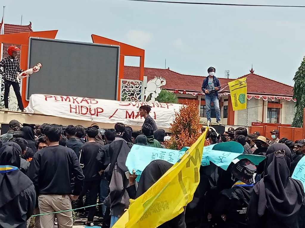 PMII Sumenep Usung Keranda Mayat ke Pemkab, Tuntut Kadis Pendidikan Dicopot