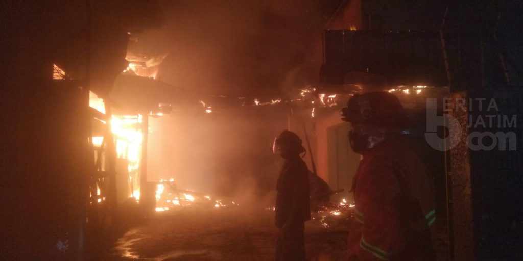 Diawali Suara Ledakan, Gudang Bekas Pabrik di Kota Pasuruan Ludes Terbakar