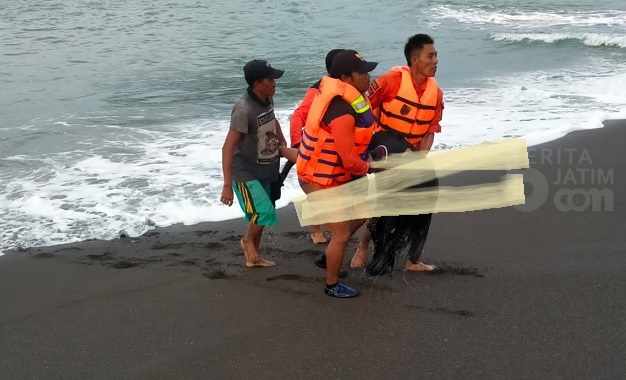 Alhamdulillah, 12 Orang Peserta Ritual Ini Selamat dari Sambaran Ombak Laut Payangan Jember