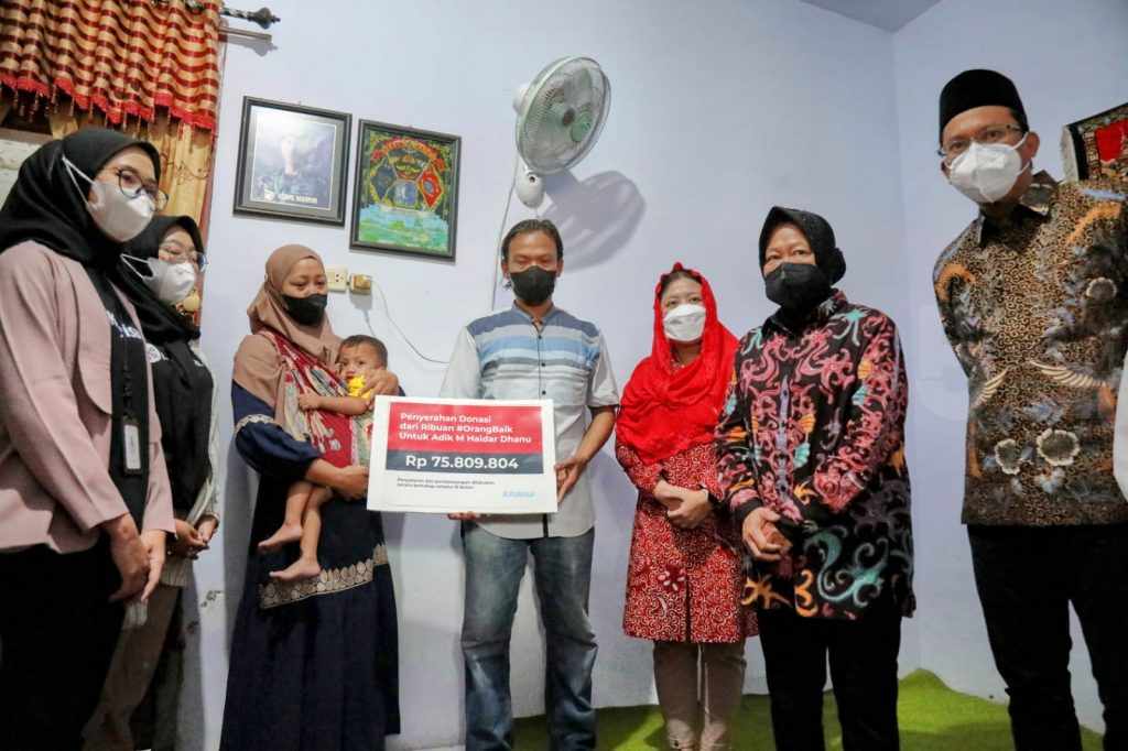 Mensos Risma Buka Akses Bantuan untuk Anak Tanpa Anus di Sidoarjo