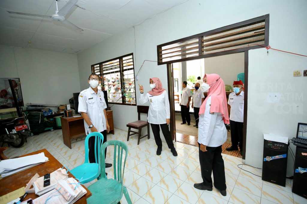 Ipuk Bupati Banyuwangi Tegur Lurah Karena Jorok