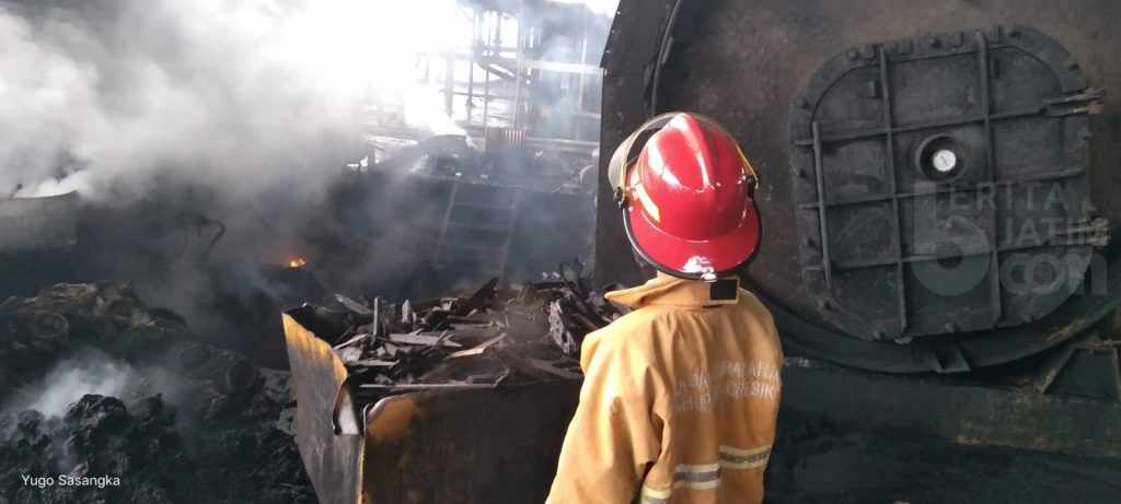 Pabrik Limbah Ban di Gresik Ludes Terbakar