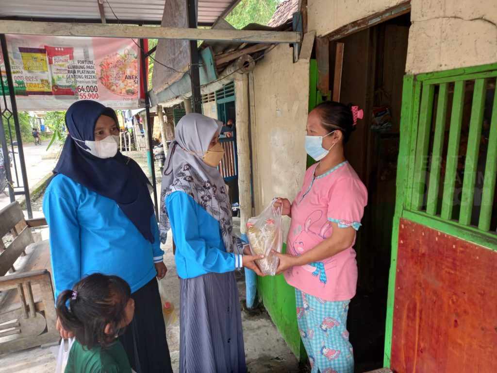Migor dan Kedelai Langka, Pemuda AMM Lamongan Bagikan Minyak Goreng dan Tempe Gratis