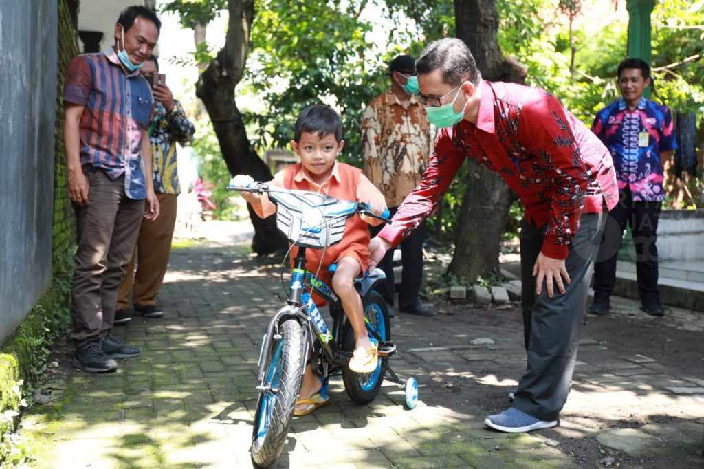 Bahagianya Bocah Penderita Kelainan Usus Dapat Sepeda Baru dari Gus Muhdlor