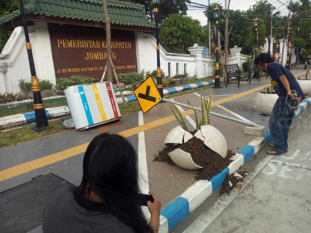 Pria Gondrong Ngamuk di Depan Kantor Pemkab Jombang, Pecahkan Pot Bunga sambil Mengumpat