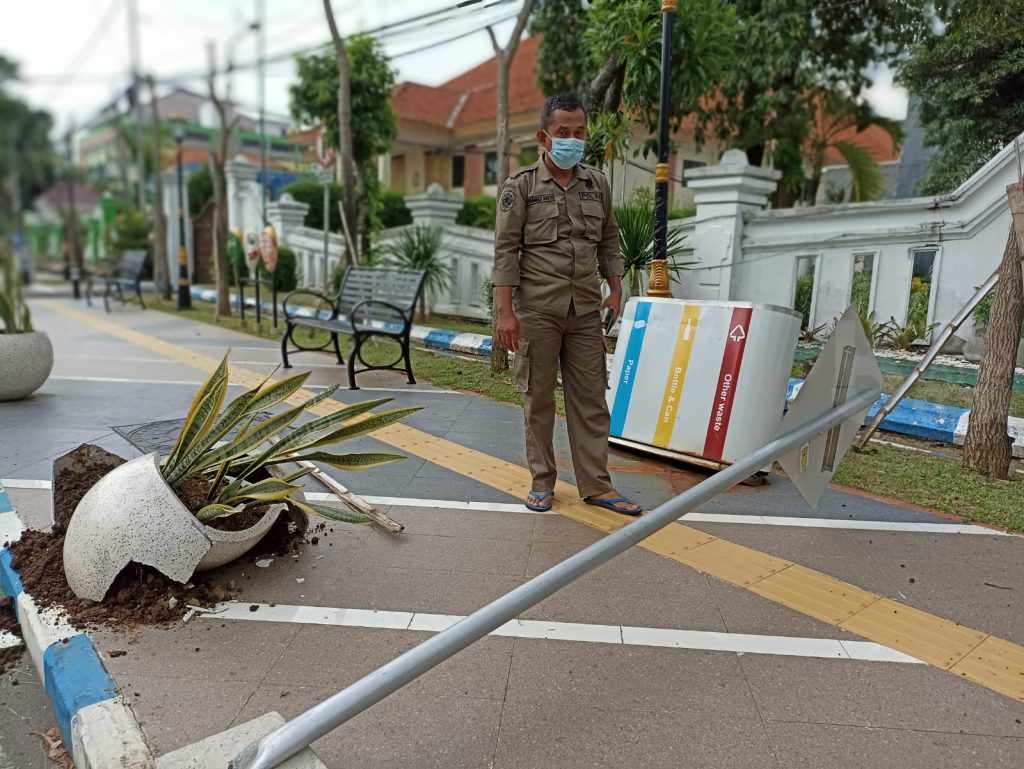 Sebelum Pukul Pot Bunga di Pemkab Jombang, Pria Gondrong Sebut ‘Kominfo dan Wonosalam’