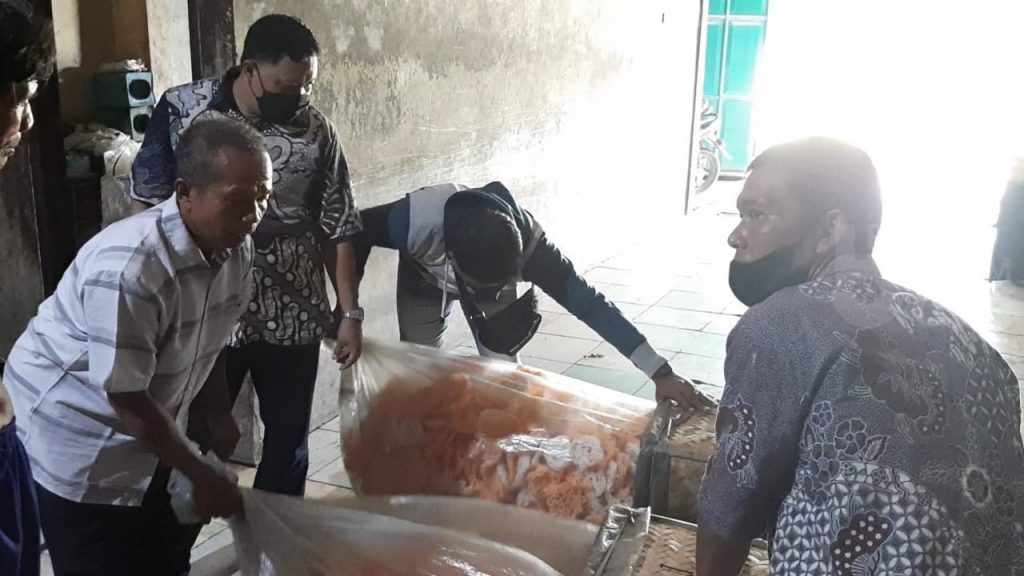 Wakil Ketua Dewan Gresik Datangi Pelaku Usaha Krupuk yang Susah Payah Beli Migor