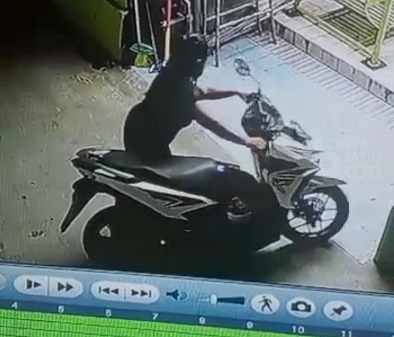 Ibu Muda Terekam CCTV Bawa Kabur Motor Karyawan Toko Ponsel di Mojokerto