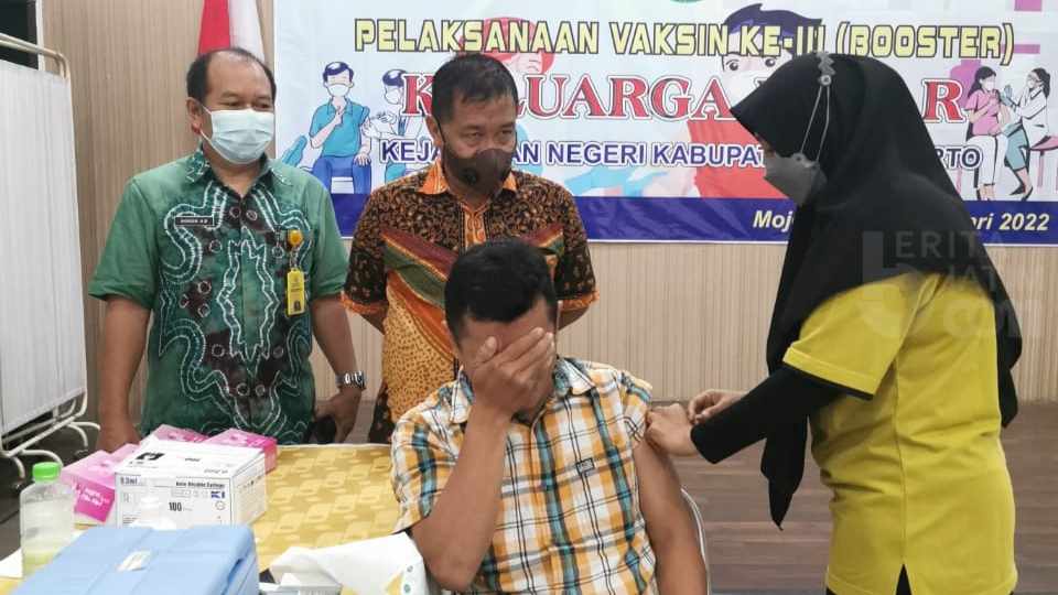 70 Pegawai Kejari Kabupaten Mojokerto Disuntik Vaksin Dosis 3