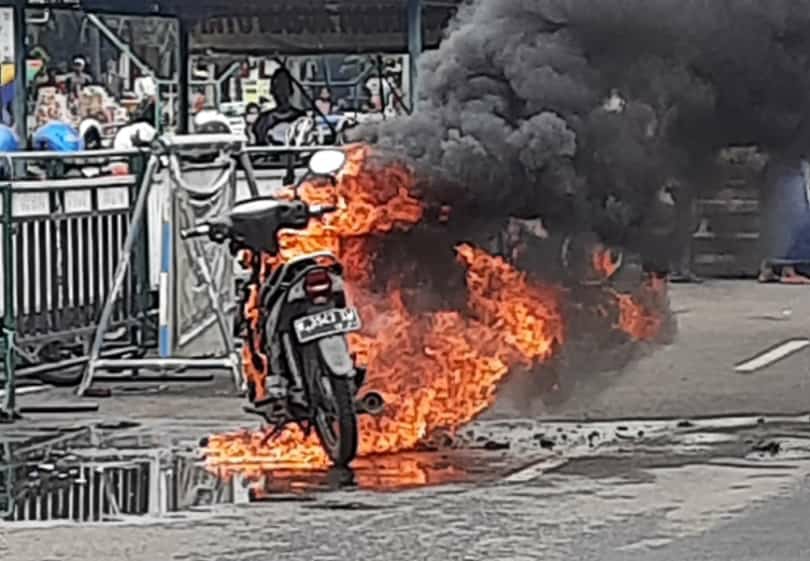 Sepeda Motor Terbakar di Depan Alun-alun Kota Pasuruan