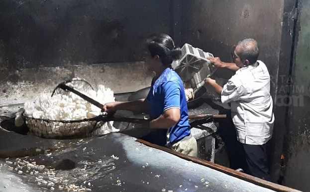 Demi Bertahan Hidup, Pengusaha Kerupuk Asal Gresik Kurangi Ukuran