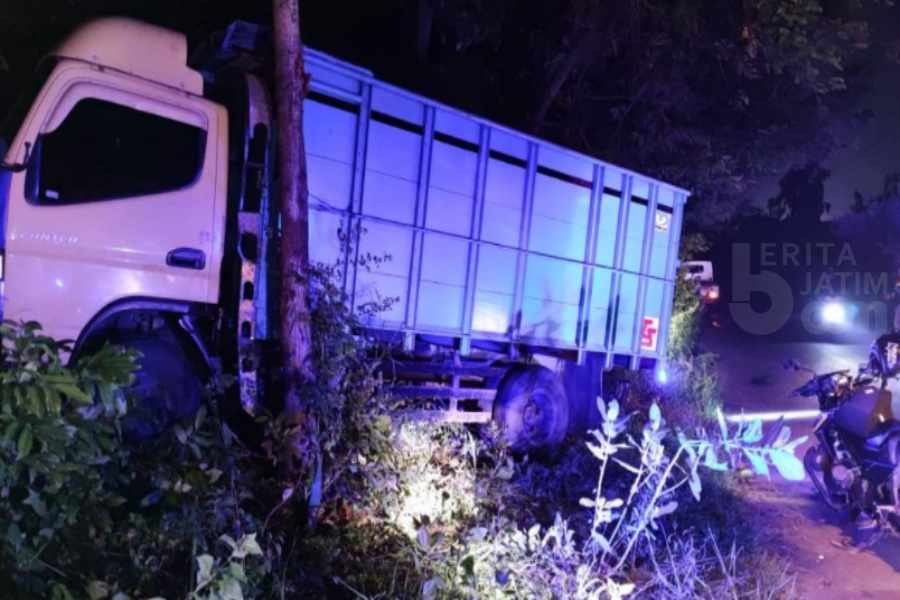 Motor CB Ringsek Ditabrak Truk di Tuban, 1 Korban Tewas Terlindas