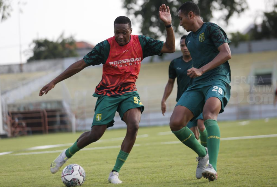 Cidera, Arsenio Valpoort Kemungkinan Kembali Menepi di Laga Persebaya