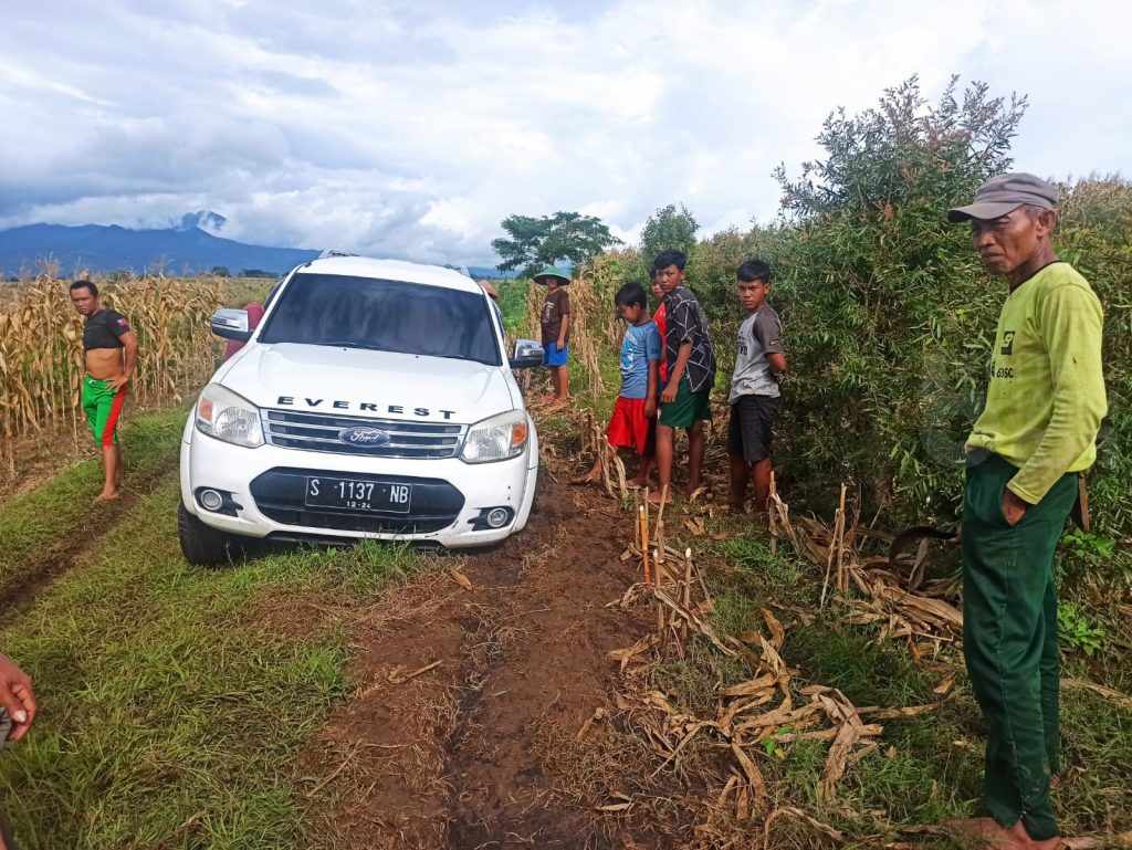 Mobil Mewah Misterius Tersesat di Tengah Alas Kayu Putih Ponorogo