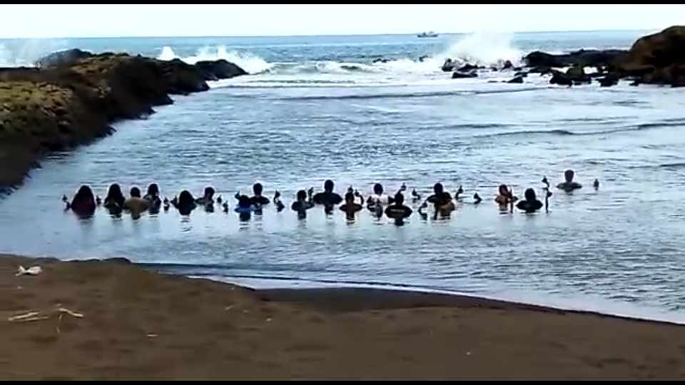 18 Warga Nganjuk Lakukan Ritual di Laut Selatan Jember