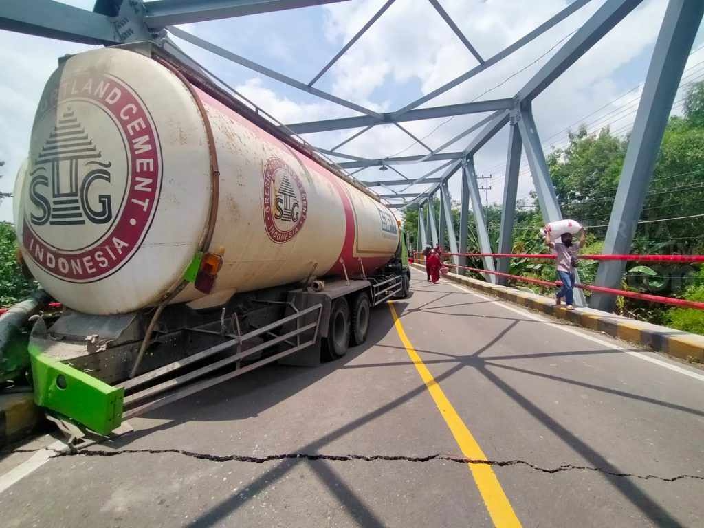 Akses Ngawi Bojonegoro Putus, Begini Kondisi Jembatan Ngantru