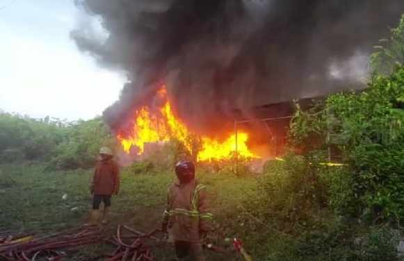 Gudang Plastik di Jalan Raya Jombang – Surabaya Terbakar