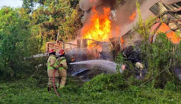 Api Tak Kunjung Padam, Atap Gudang Plastik di Jombang Runtuh