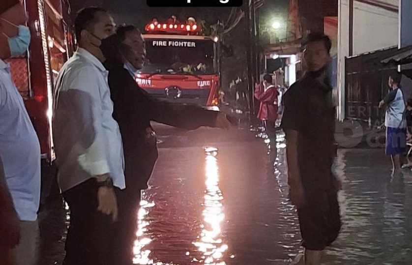 Wali Kota Surabaya Tinjau Langsung Penanganan Banjir di Wiyung