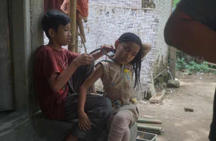 Kisah Perjuangan Aldi, Anak Yatim Rawat Ibunya yang Sakit