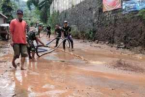 Ramai-ramai Membersihkan Lumpur Bekas Banjir Lawang Malang