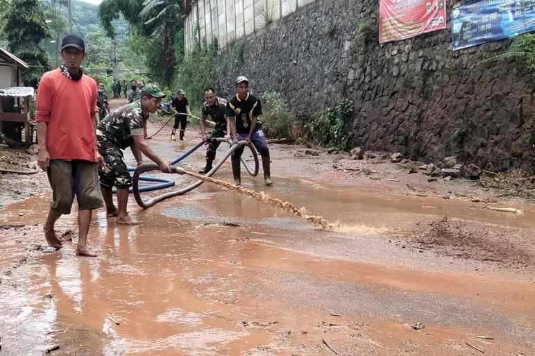 Ramai-ramai Membersihkan Lumpur Bekas Banjir Lawang Malang