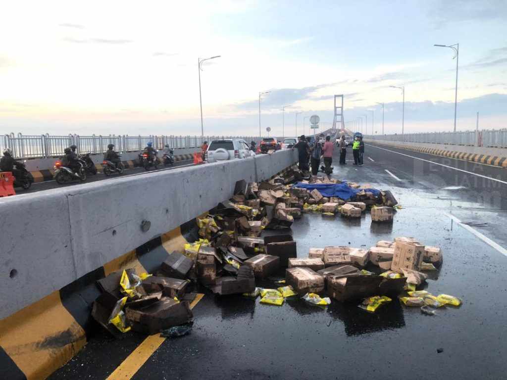 Truk Kecelakaan di Jembatan Suramadu, Puluhan Kardus Minyak Goreng Tumpah