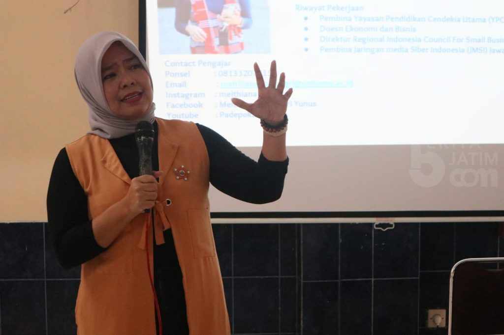 STIKOSA-AWS Budayakan Sadar Menajemen Pengelolaan Keuangan Digital