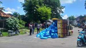 Hindari Sepeda Motor, Truk Muat Garam Terguling