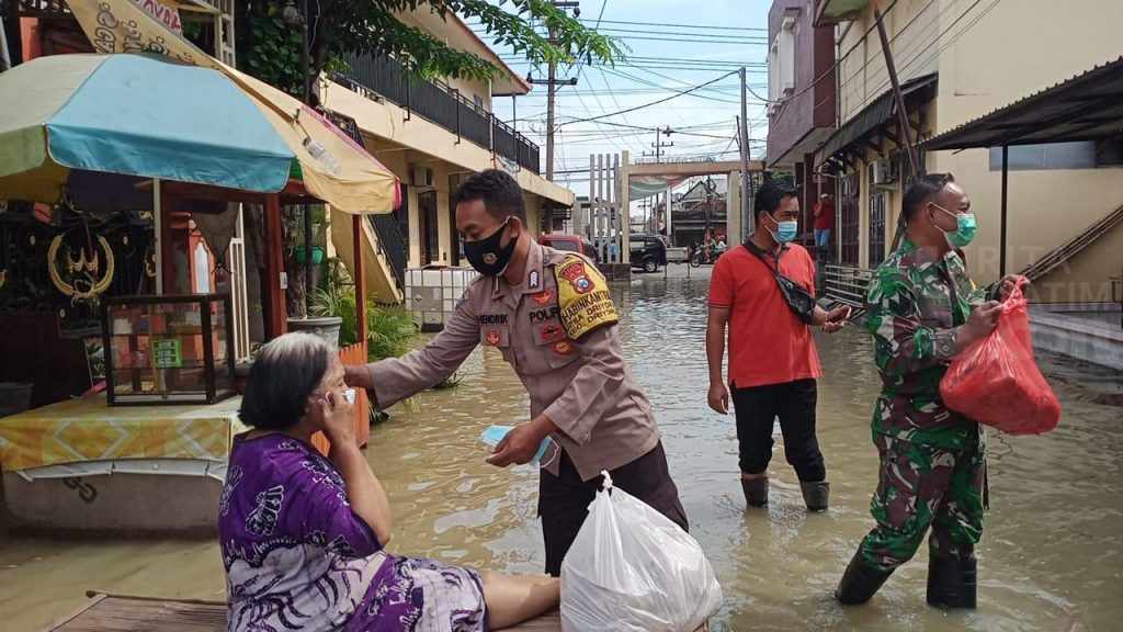 TNI dan Polri Bantu Warga Terdampak Banjir Kali Mas