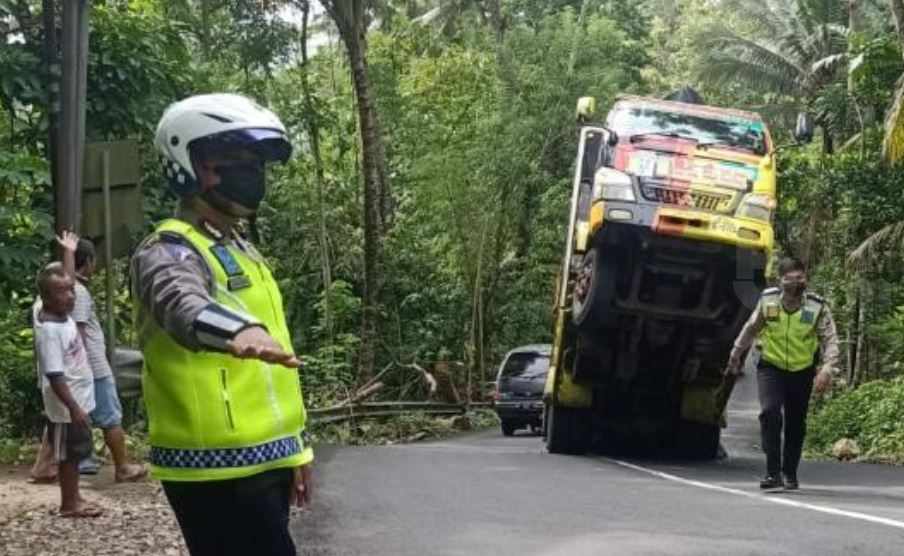 Ikuti Google Map, Lihatlah Keadaannya saat Truk Terjebak di Tanjakan Pacitan