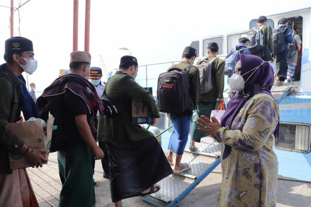 Jelang Ramadan, Ratusan Santri Asal Pulau Bawean Balik Kampung