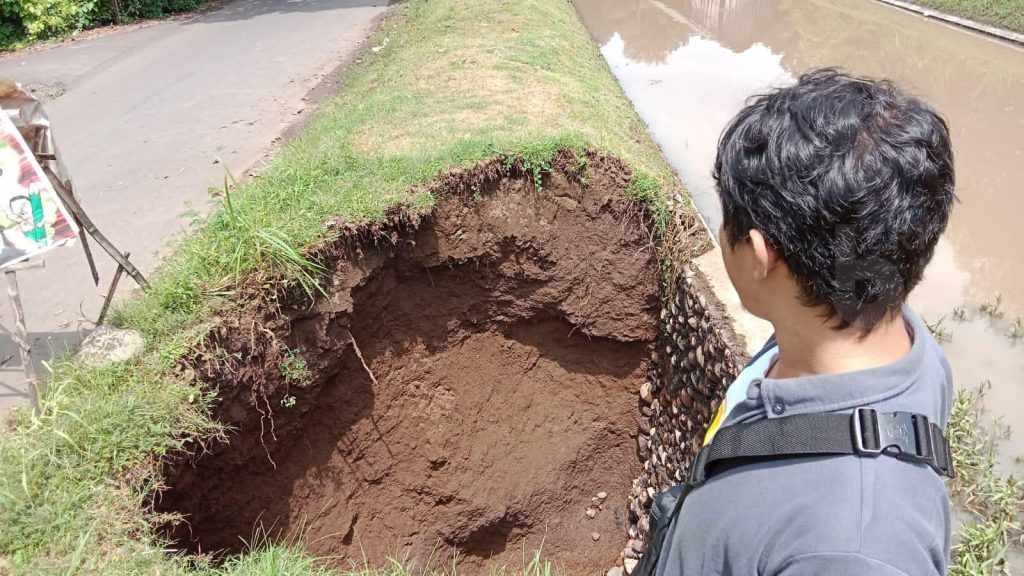 Hujan Deras, 3 Tepian Sungai di Probolinggo Amblas