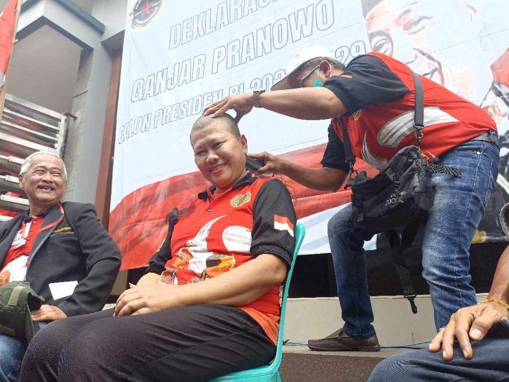 Tiru Ganjar Pranowo, Perempuan Surabaya Ini Cukur Gundul