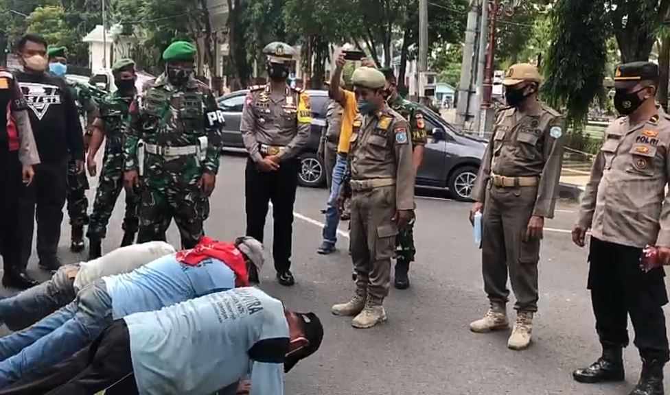Tak Pakai Masker, Warga Lamongan Disuruh Push Up