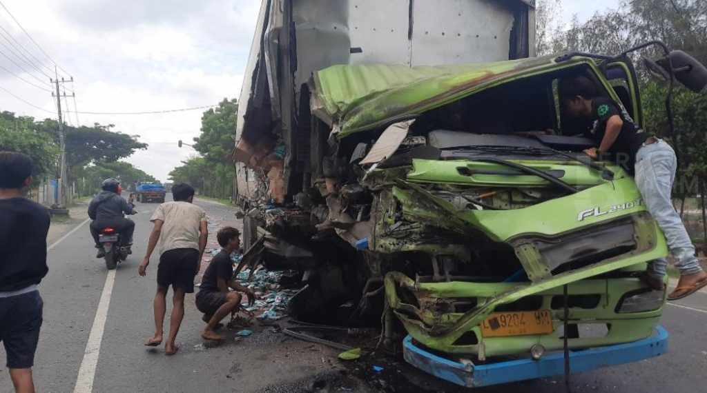 Truk Oleng dan Tabrak 2 Trailer di Jalur Pantura Tuban, Begini Korbannya