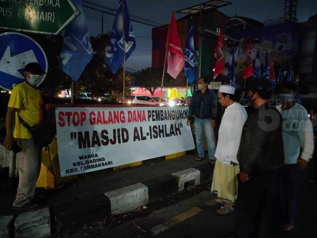Protes Galang Dana Pembangunan Masjid Al Islah Kenjeran, Warga Pasang Baliho