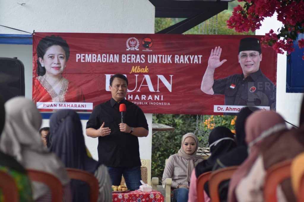 Wakil Ketua MPR RI Bagikan Sembako Keliling Desa