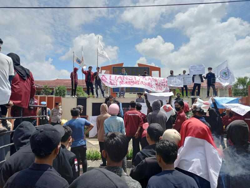 Kapal ke Pulau Kangean Sumenep Tak Beroperasi, Mahasiswa Demo Bupati