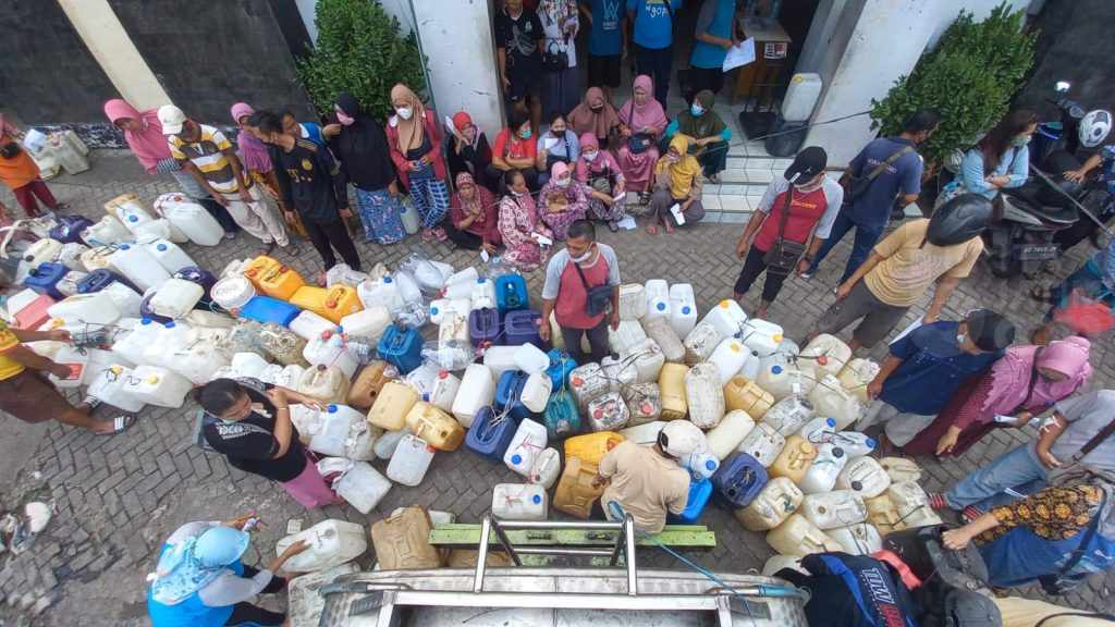 Ratusan Warga Antre Minyak Goreng Curah di Pasar Beran Ngawi