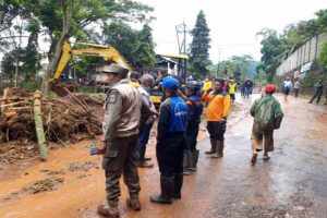 Tim Gabungan BPBD Kabupaten Malang Bersihkan Lumpur Pasca Banjir di Lawang