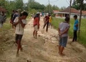 Warga Sampang Perbaiki Jalan Raya Secara Swadaya dan Sumbangan TKI