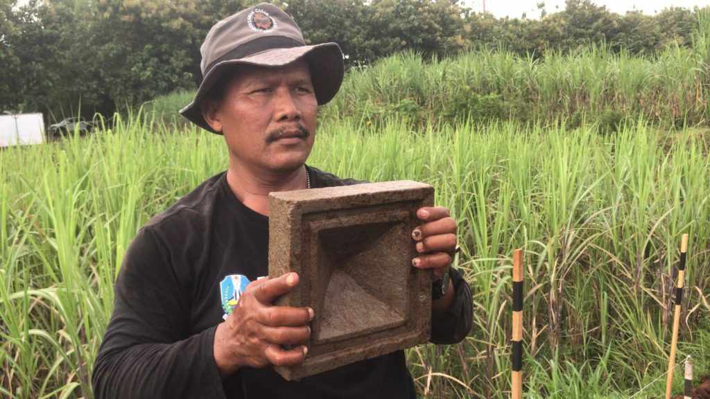 Tim Arkeologi BPCB Jatim Temukan Tutup Pripih di Situs Gemekan Mojokerto