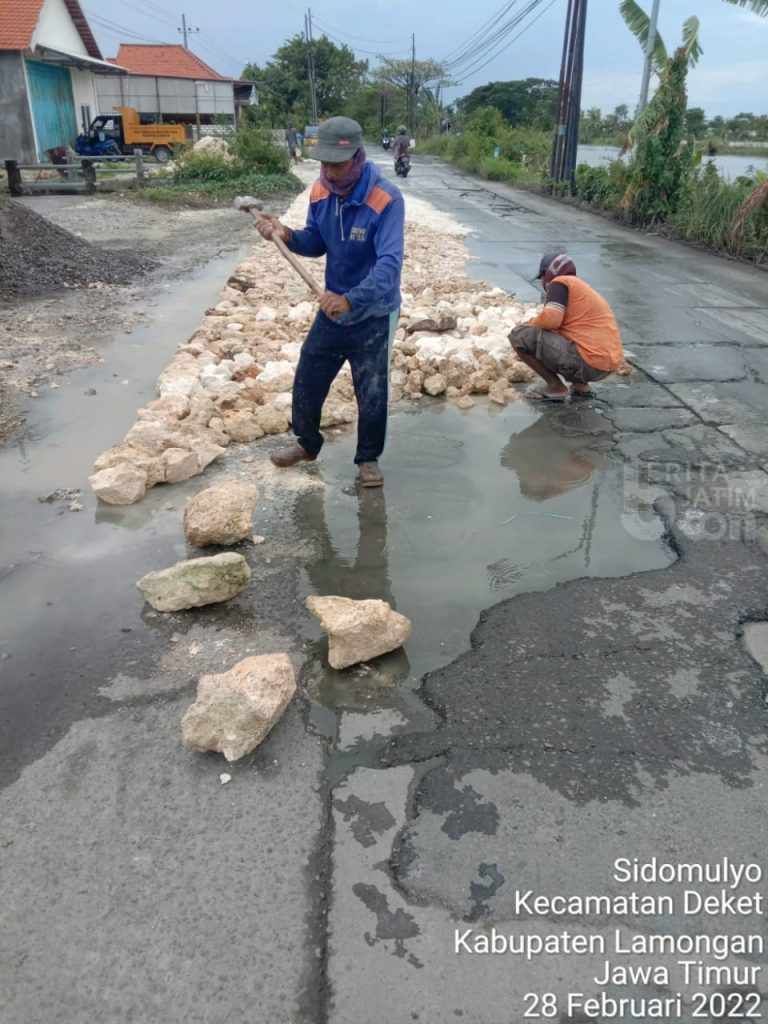Bahayakan Pengguna Jalan, Ruas Jalan Licin dan Berlubang di Lamongan Mulai Diuruk