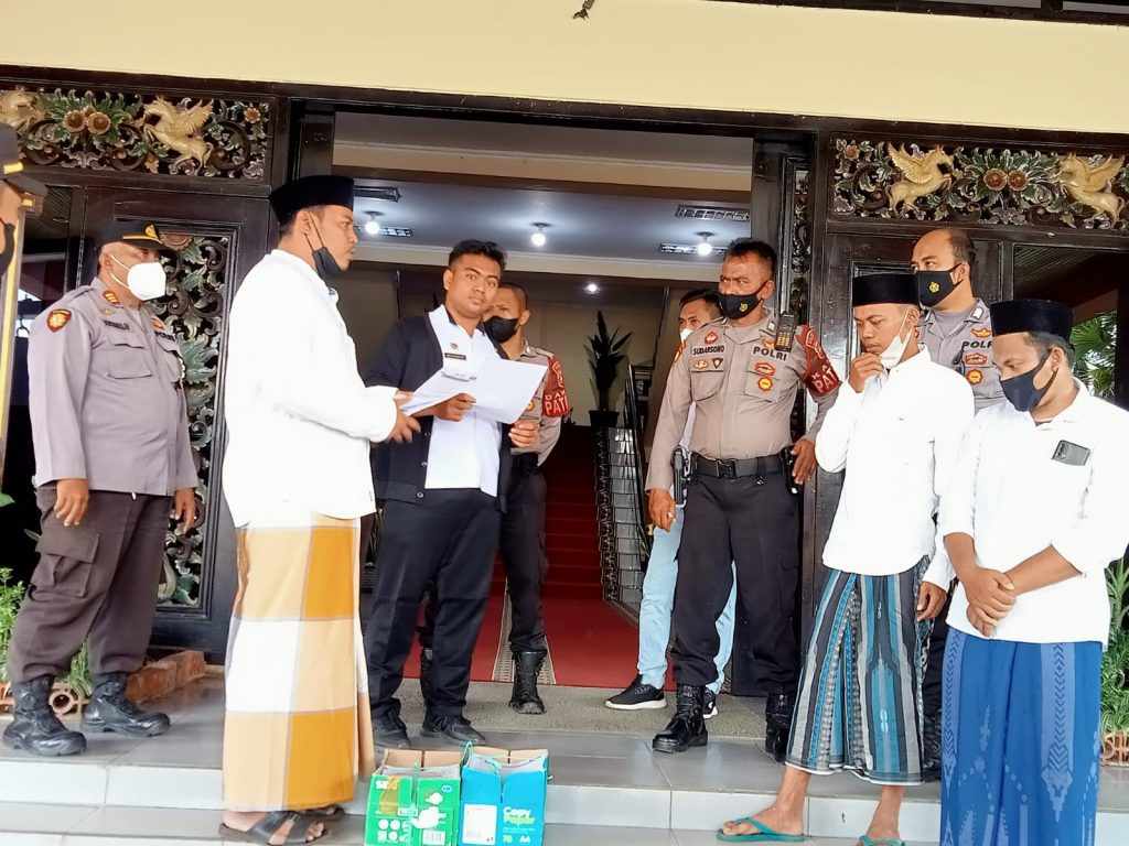 Merasa Tak ‘Diopeni’, Guru Ngaji Tagih Janji Bupati, Bawa Ribuan Lembar Dukungan Politik Saat Pilkada