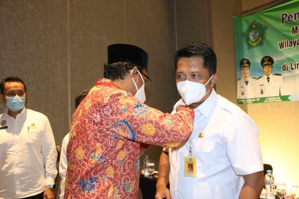Bupati Gus Muhdlor melakukan penyematan kepada Kepala BPPD Sidoarjo Ari Suryono.
